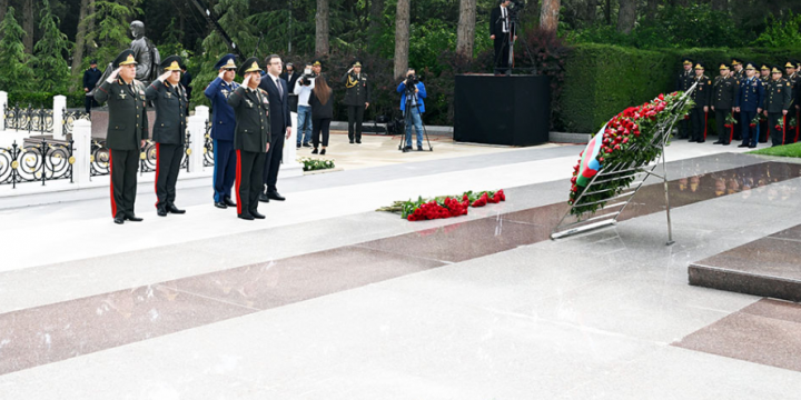 Azerbaijani Defense Ministry’s leadership visits Alley of Honors