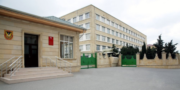Müdafiə Nazirliyi HHQ-nin hərbi hissələrində müddətdən artıq həqiqi hərbi xidmət keçmək istəyənlərin qəbulunu elan edib
