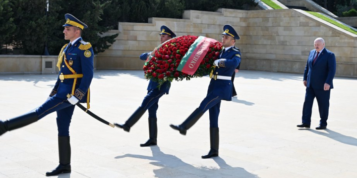 Belarus Prezidenti Bakıda şəhidlərin xatirəsini anıb