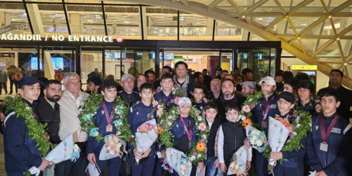 Avropa çempionu olan Azərbaycan güləş yığması Vətənə qayıdıb