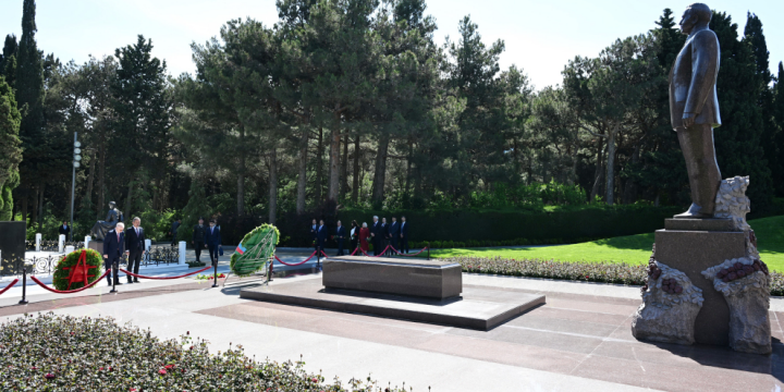 Turkish delegation visits Alley of Honors, Alley of Martyrs and “Turkish Martyrdom” monument