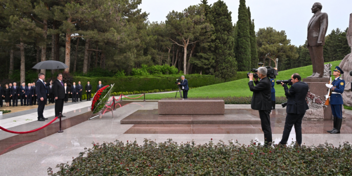 President of Tajikistan visits grave of National Leader Heydar Aliyev in Alley of Honors