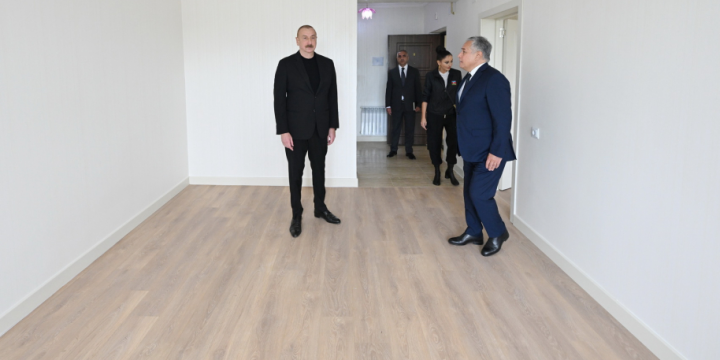 Prezident İlham Əliyev və Birinci xanım Mehriban Əliyeva Xocalı şəhərində 15 çoxmənzilli binada təmir və yenidənqurmadan sonra yaradılan şəraitlə tanış olublar