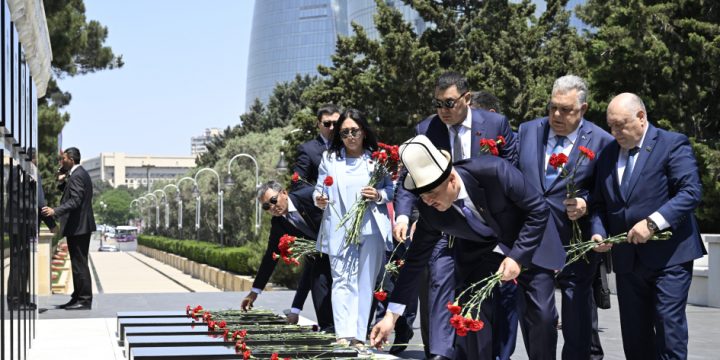 Qırğızıstan Parlamentinin sədri Ulu Öndərin məzarını və Şəhidlər xiyabanını ziyarət edib