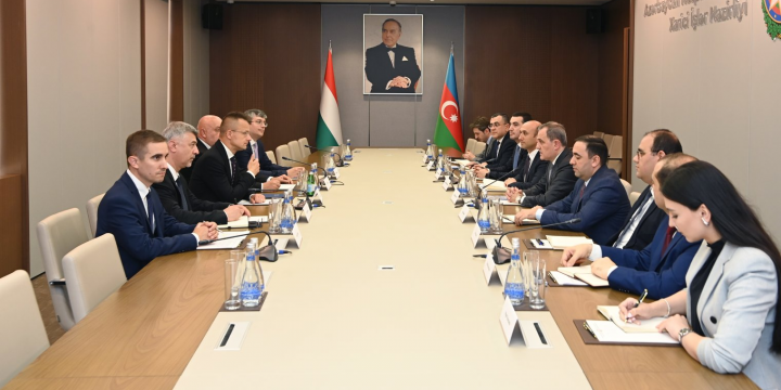 Azərbaycan və Macarıstan xarici işlər nazirlərinin geniş tərkibdə görüşü keçirilib