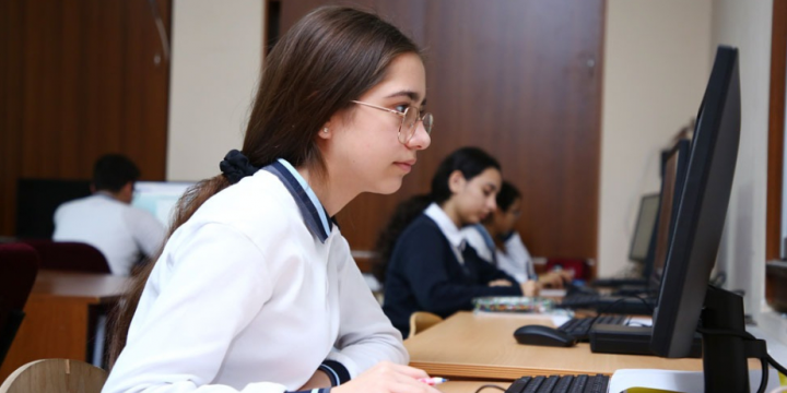 Paytaxtdakı 200-dən çox məktəbdə rəqəmsal summativ qiymətləndirmə keçirilib