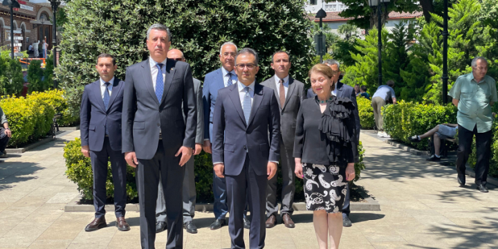 Delegation of Azerbaijan’s State Committee for Work with Religious Associations visits monument to National Leader Heydar Aliyev in Tbilisi