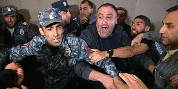 Ermənistan parlamentinin binası önündəki toqquşmalarda 101 nəfər yaralanıb 
