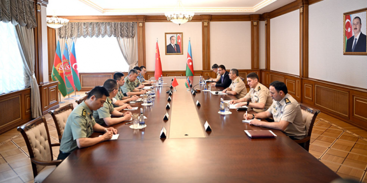 Azerbaijan’s Defense Minister meets with Chinese military delegation
