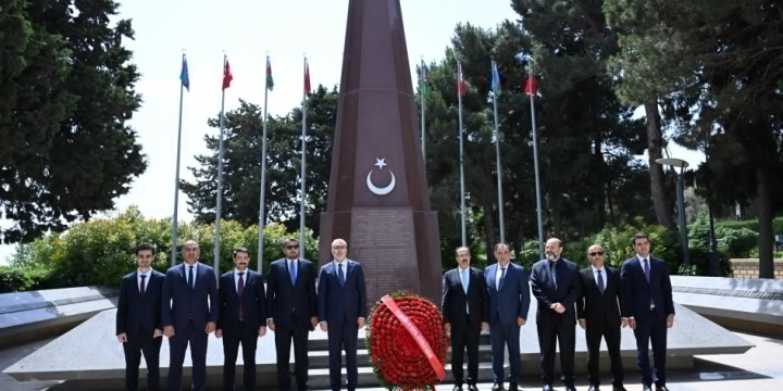 Turkish delegation visits Alley of Martyrs