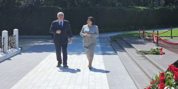 Azerbaijani Premier and Speaker of Milli Majlis visit grave of National Leader Heydar Aliyev in Alley of Honors
