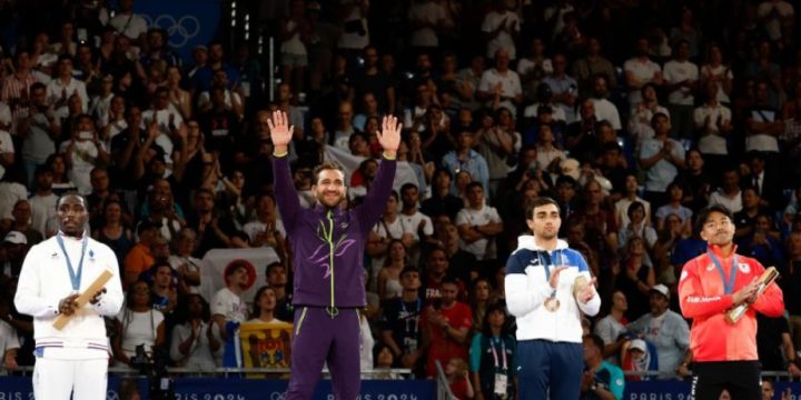 Olimpiya çempionu Hidayət Heydərov mükafatlandırılıb, Dövlət Himni səsləndirilib