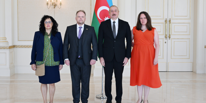 President Ilham Aliyev received credentials of incoming ambassador of Canada