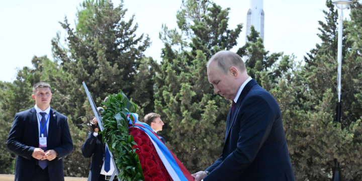 Russian President Vladimir Putin pays tribute to Azerbaijani martyrs