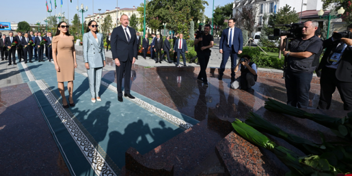 President Ilham Aliyev pays tribute to National Leader Heydar Aliyev in Tashkent