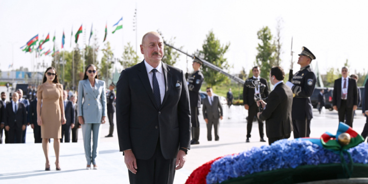 President Ilham Aliyev, First Lady Mehriban Aliyeva, and their daughter Leyla Aliyeva visited Independence Monument in Tashkent