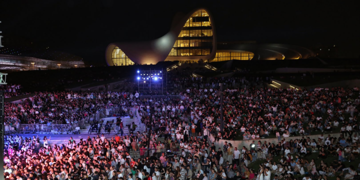 Heydər Əliyev Mərkəzinin parkında “Yay Festivalı” bağlanış konserti keçirilib