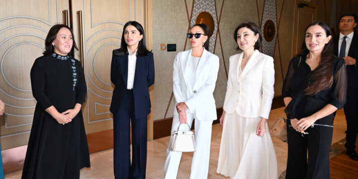 First ladies of Azerbaijan and Uzbekistan, along with their daughters, visited exhibition in Tashkent and viewed collection of Uzbek national costumes