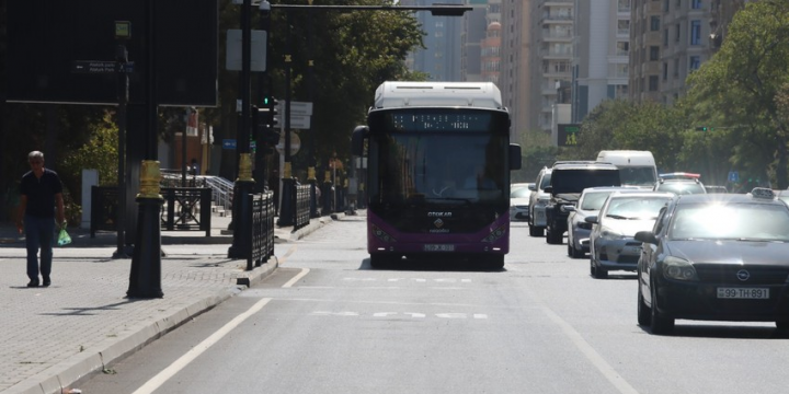 Bu prospektdə xüsusi hərəkət zolağı çəkilib