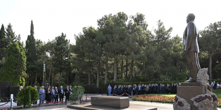 Participants of Forum of Azerbaijani Scientists Living Abroad visit Alley of Honors and Alley of Martyrs in Baku