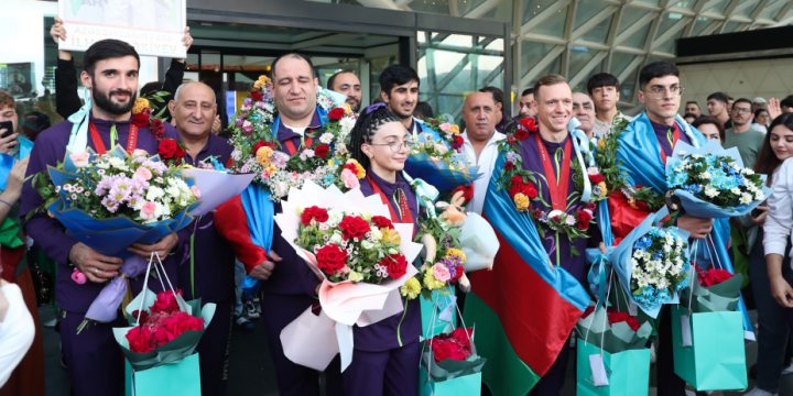 Paris Paralimpiadasında medal qazanmış Azərbaycan idmançıları Vətənə dönüblər