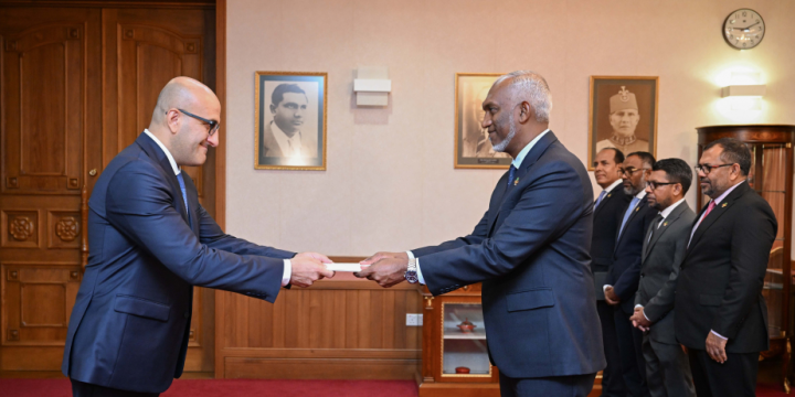 Newly appointed Azerbaijani ambassador presents credentials to President of Maldives