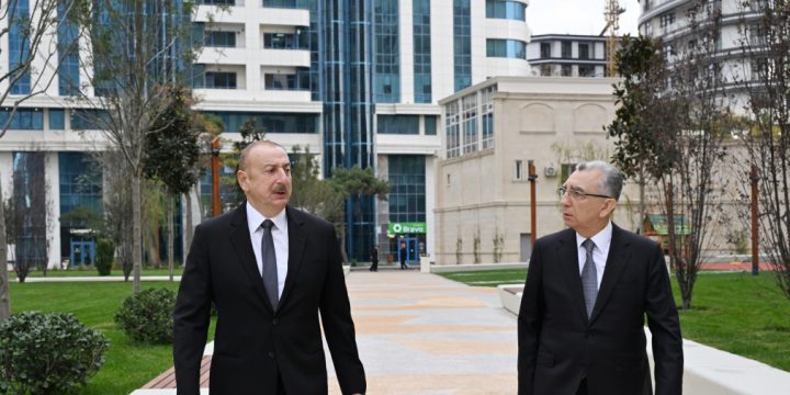 Prezident İlham Əliyev Bakının Nəsimi rayonunda yeni salınan parkda yaradılan şəraitlə tanış olub 