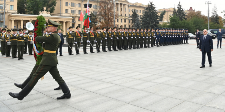 Azerbaijani PM visits Victory Monument in Minsk