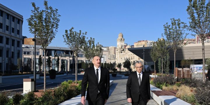 Prezident İlham Əliyev Bakı Dəmiryol Vağzalının və metronun 28 May stansiyasının qarşısında aparılmış abadlıq və yenidənqurma işlərindən sonra yaradılan şəraitlə tanış olub