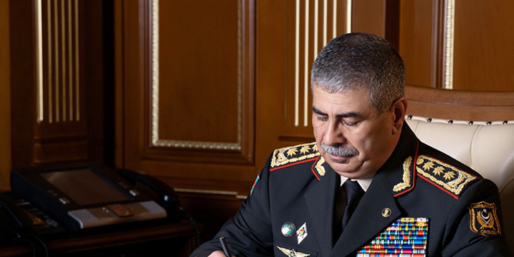 Azerbaijan’s Defense Minister expresses condolences to Pakistani side