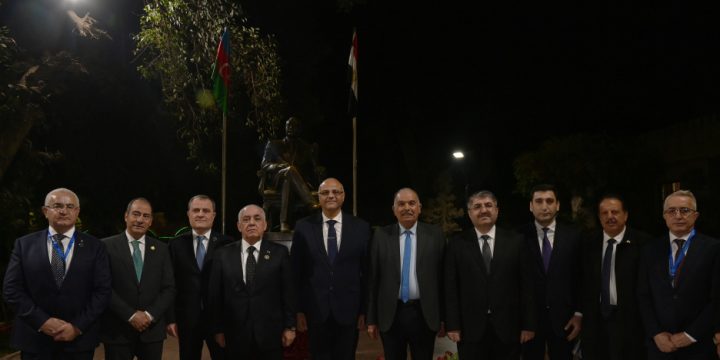 Prime Minister Ali Asadov visits monument of National Leader Heydar Aliyev in Egypt