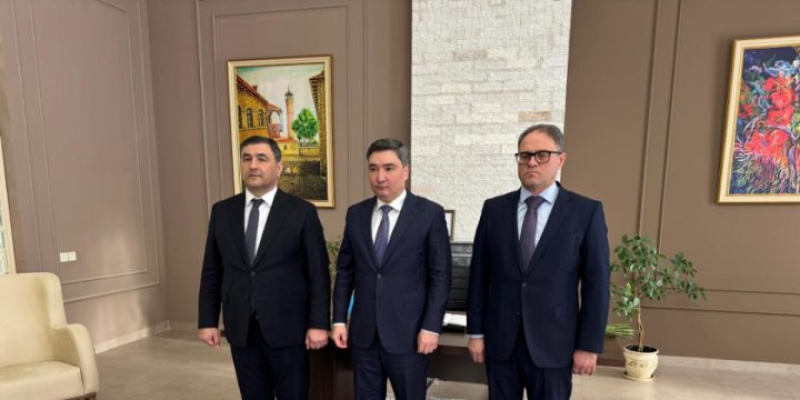 Kazakh PM visits Azerbaijani embassy in Astana to offer condolences over plane crash