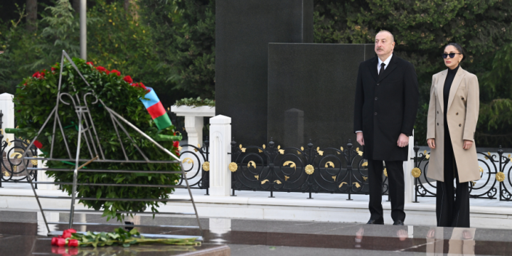 President Ilham Aliyev and First Lady Mehriban Aliyeva visited grave of National Leader Heydar Aliyev