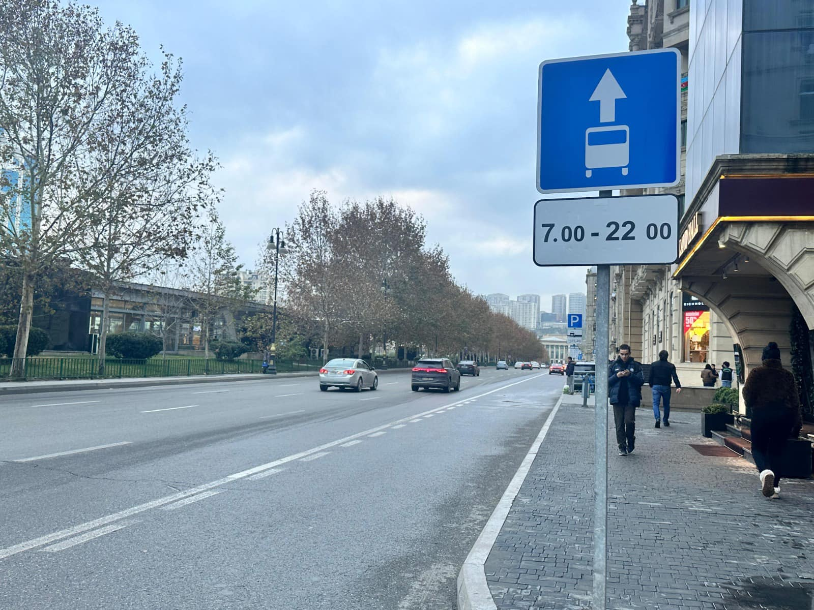 Daha bir küçədə avtobus zolağının qüvvədə olma vaxtını bildirən yol nişanı quraşdırılıb