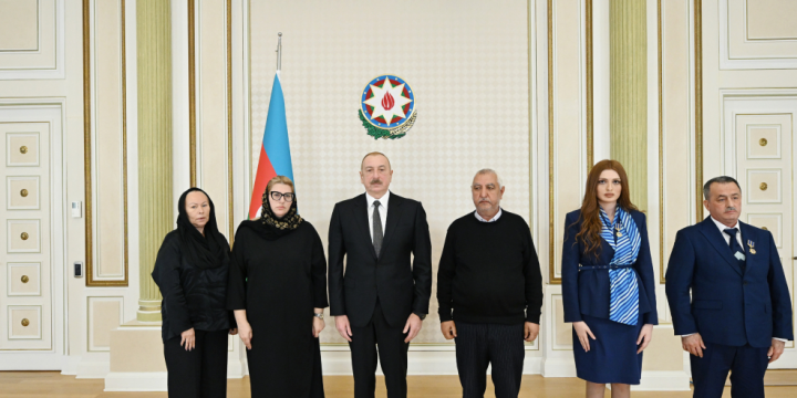 President Ilham Aliyev met families of crew members killed in plane crash and surviving flight attendants