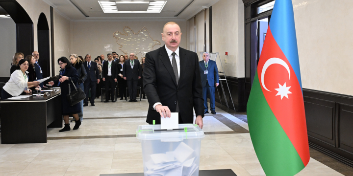 Prezident İlham Əliyev 1 saylı seçki məntəqəsində səs verib