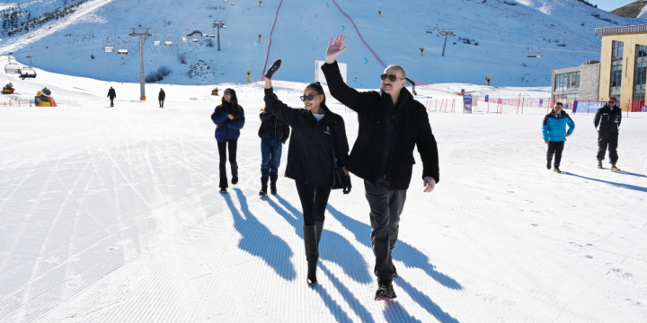 Prezident İlham Əliyev Şahdağ Turizm Kompleksində yerləşən “Lakeside” hotelində aparılmış işlərlə və “Xizək klubu” binasının tikintisi ilə tanış olub