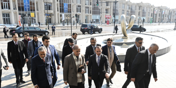 Pakistani PM visits “ASAN Khidmet” center in Baku
