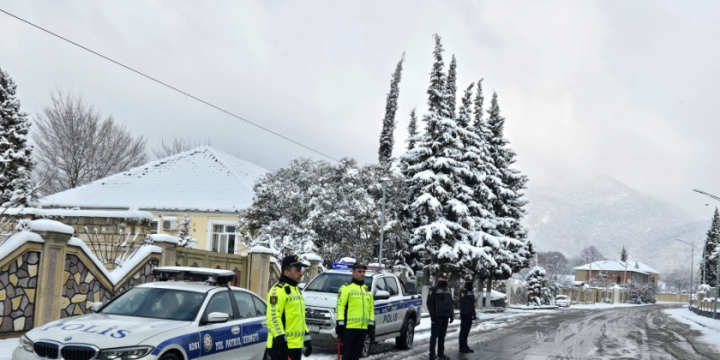 Hava şəraiti ilə əlaqədar polis əməkdaşları tərəfindən zəruri təhlükəsizlik tədbirləri görülür