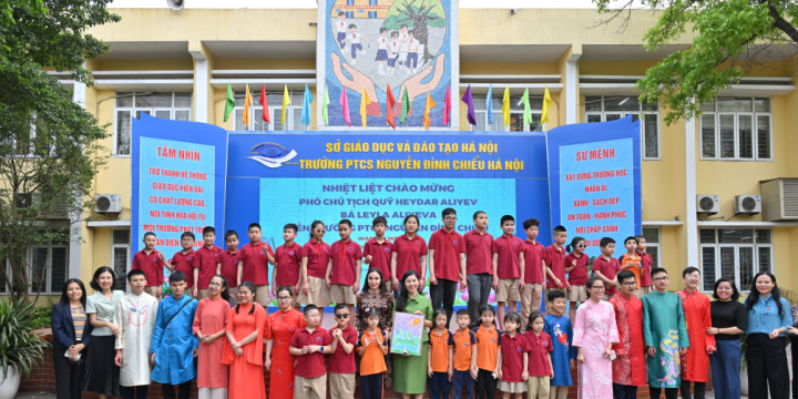 Heydər Əliyev Fondunun vitse-prezidenti Leyla Əliyeva Hanoyda görmə qabiliyyəti məhdud şəxslər üçün məktəbdə olub