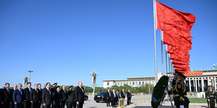 President Ilham Aliyev visited Monument to the People’s Heroes in Beijing