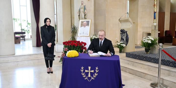 Prezident İlham Əliyev və Birinci xanım Mehriban Əliyeva Bakıdakı Müqəddəs Məryəm Ana kilsəsində olub, Roma Papası Fransiskin vəfatı ilə əlaqədar başsağlığı veriblər