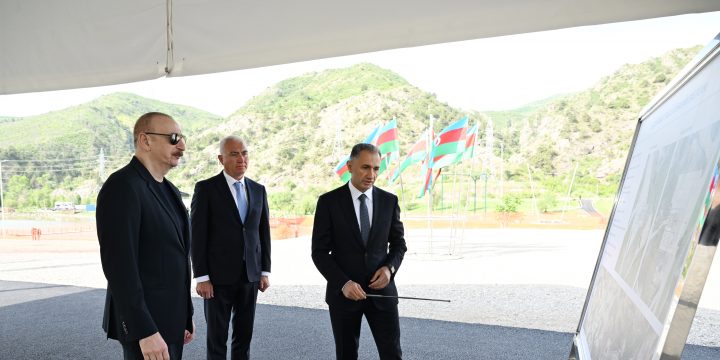 Prezident İlham Əliyev Laçın kanat yolunun təməlini qoyub