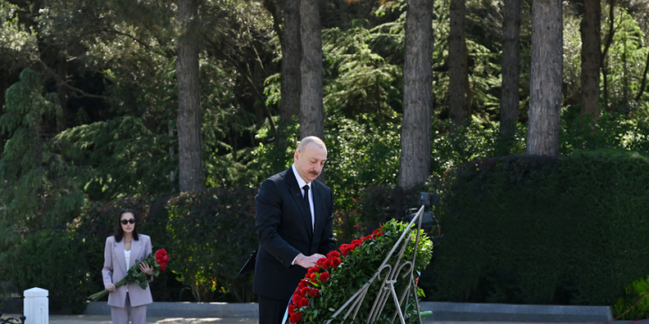 Prezident İlham Əliyev və Birinci xanım Mehriban Əliyeva Fəxri xiyabanda Ulu Öndər Heydər Əliyevin məzarını ziyarət ediblər