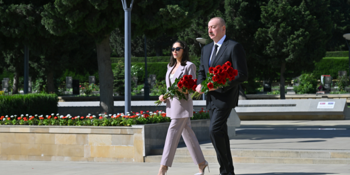 Prezident İlham Əliyev və Birinci xanım Mehriban Əliyeva faşizm üzərində Qələbə uğrunda mübarizədə həlak olan Azərbaycan övladlarının xatirəsini ehtiramla anıblar