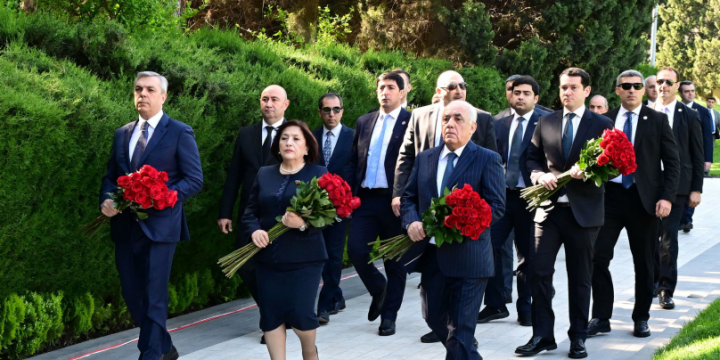 Azerbaijan’s state and government officials pay tribute to National Leader Heydar Aliyev
