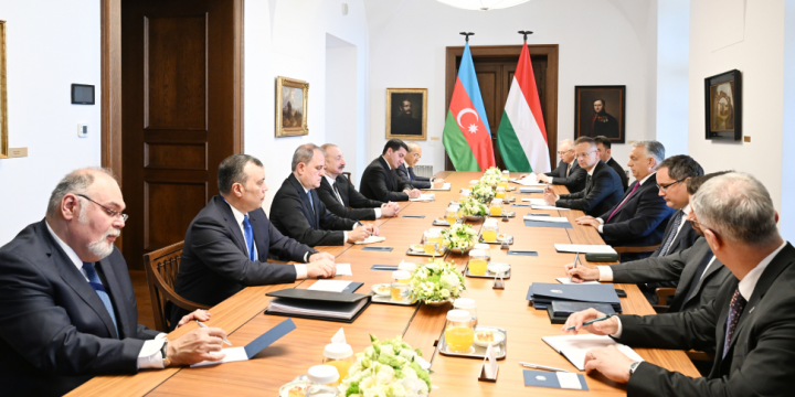 Budapeştdə Prezident İlham Əliyevin Macarıstanın Baş naziri ilə geniş tərkibdə görüşü olub