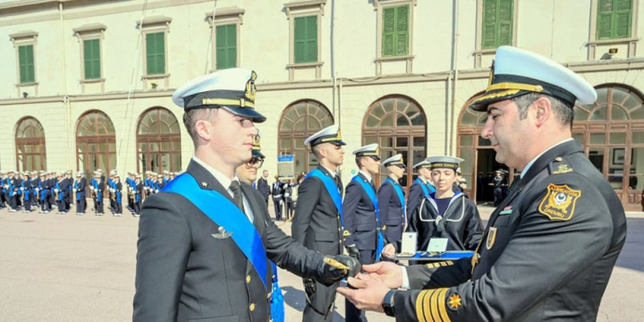 “Navy Dirk” gifted to Italian officer on behalf of Azerbaijan Naval Forces Commander
