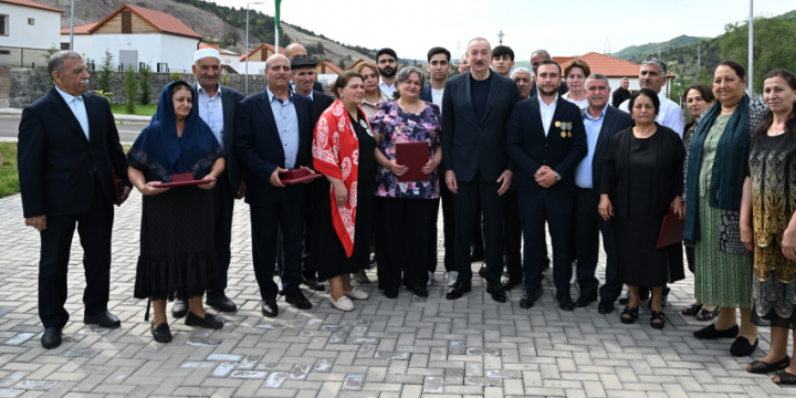 Prezident İlham Əliyev Laçının Bəylik kəndinə köçən sakinlərlə görüşüb, onlara evlərin açarlarını təqdim edib