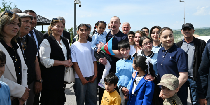 Prezident İlham Əliyev Laçın şəhərində sakinlərlə görüşüb